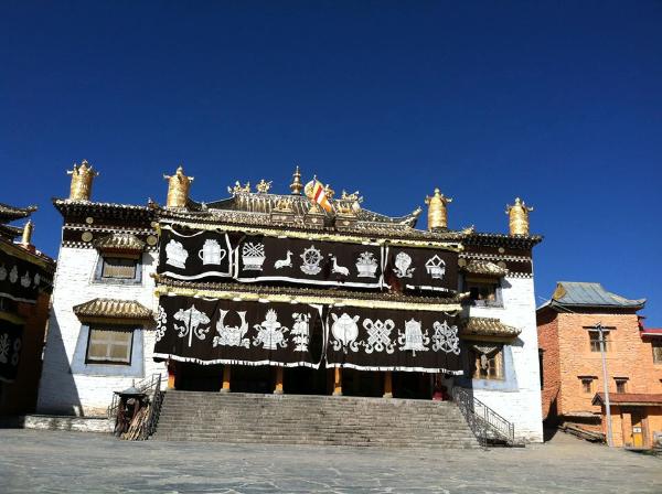 File:Dartsang Kalzang Gonpa.jpg