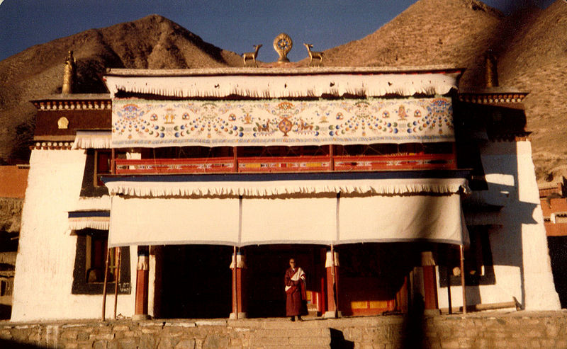 File:Lama Gonpo Tseten at his temple Tibet.jpg